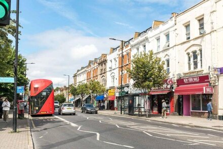 Contemporary 2BD Flat with Balcony - Hackney Downs