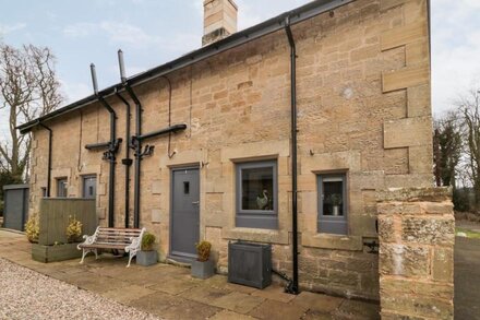 GRANGE COTTAGES, pet friendly, character holiday cottage in Alnwick