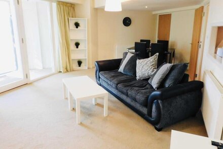 Modern 2 Bed Apartment, Close to Gla Airport & M8