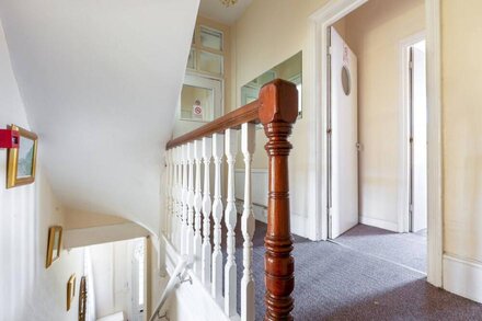 Cosy Victorian Building, close to city centre and amazing public transport links