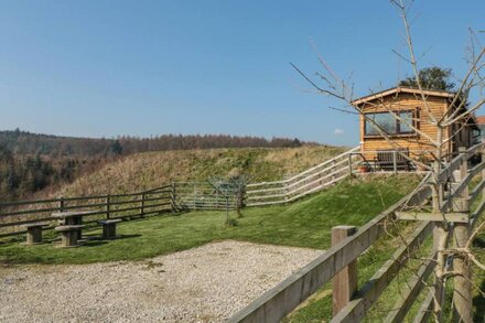 CASTLE VIEW CABIN, family friendly, with a garden in Cloughton