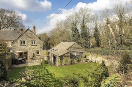 Enjoy a taste of rural life in this beautifully presented Cotswold period home.