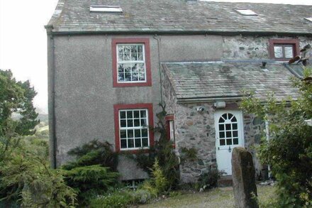 Traditional Family Friendly Farmhouse cottage - sleeps 8