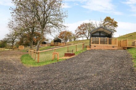 MEADOW RETREAT, character holiday cottage, with hot tub in Rhayader