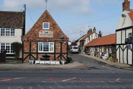 Quirky Cottage Sleeping 10 S/C <br>B&B Adjoining Fox Covert Pub Yarm