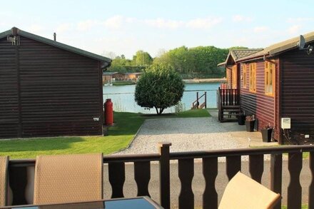 Luxury Lodge with shared Pool and free in lodge WIFI