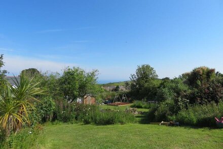 cosy cabin, sleeps 6 close to coast path, pubs and beaches