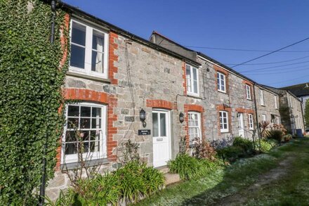 HONEYSUCKLE COTTAGE, family friendly, with a garden in Charlestown