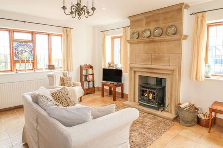 THE RIDDINGS COTTAGE, romantic, character holiday cottage in Rocester