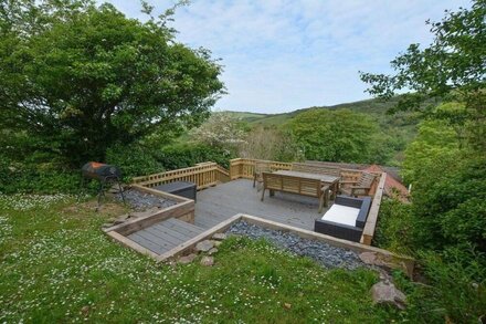 Berry Sleeps 7-9 | Hot Tub*, Log Burner & Dog Friendly