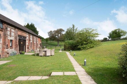 NEWFIELD FARM COTTAGES, pet friendly in Blandford Forum