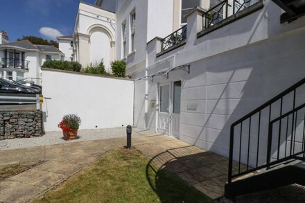 WAVES, THE BAY, romantic, with a garden in Torquay