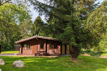 CEDAR LODGE, pet friendly, character holiday cottage in Ingleton