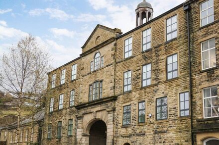 OVER THE ARCH, character holiday cottage in Haworth