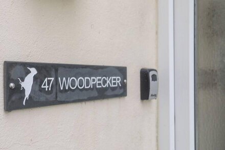 WOODPECKER, pet friendly, character holiday cottage in Harlech