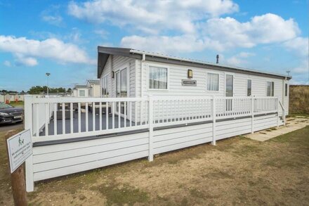 Beautiful 8 berth lodge  for hire at Kessingland Beach in Suffolk ref 90012TD