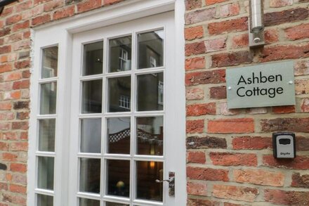 ASHBEN COTTAGE, pet friendly, character holiday cottage in Whitby