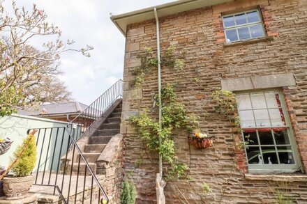 THE STABLE, pet friendly, character holiday cottage in Lydney