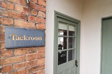 THE TACK ROOM, pet friendly, character holiday cottage in Lydney