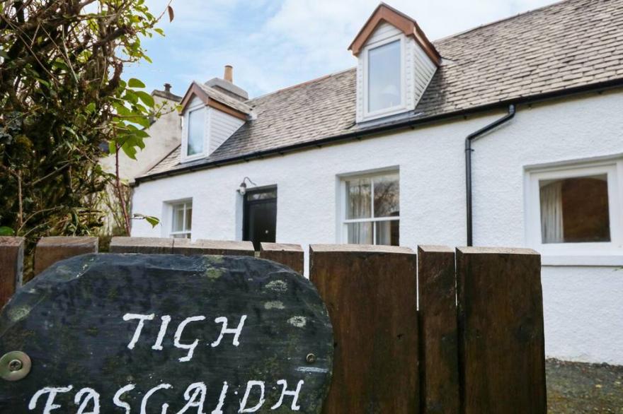 TIGH FASGAIDH, pet friendly, with open fire in Dornie