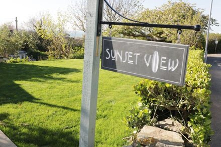 SUNSET VIEW, pet friendly, luxury holiday cottage in Porth