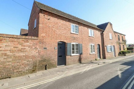 OLD END COTTAGE, romantic, with a garden in Ashbourne