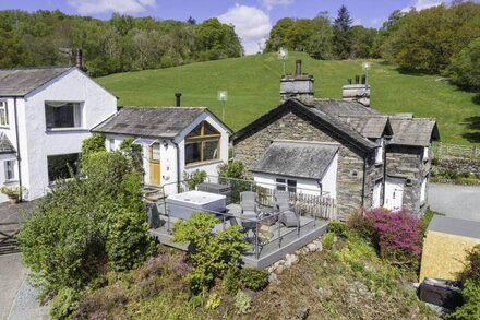 FOX CORNER, pet friendly, with hot tub in Ambleside