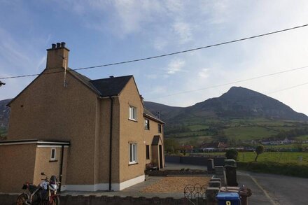 MOR A MYNYDD, family friendly, character holiday cottage in Trefor