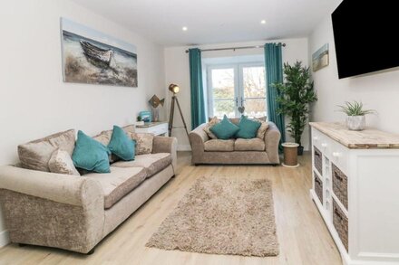 6 BAY VIEW, family friendly, luxury holiday cottage in Benllech