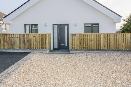 THE BEACH HALT, family friendly, with a garden in Perranporth