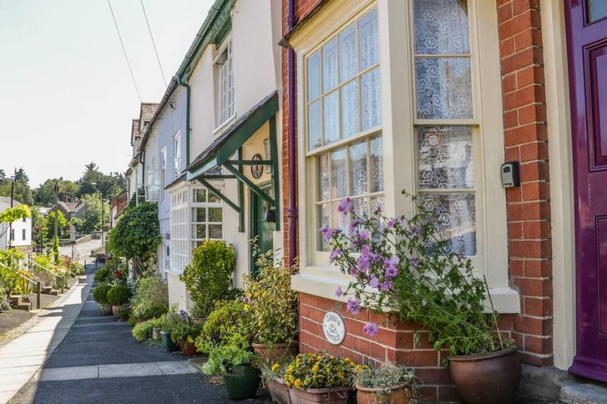 GARDEN COTTAGE, with open fire in Ludlow