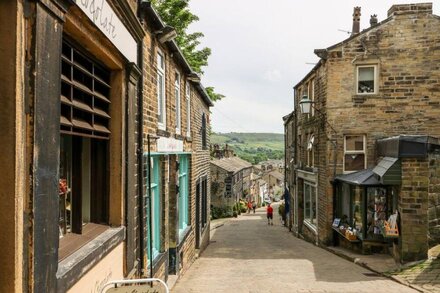 DUCK EGG COTTAGE, family friendly, with open fire in Haworth