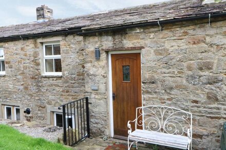 COWLINGS, pet friendly, character holiday cottage in Low Row