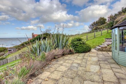 CRAB COTTAGE, pet friendly, character holiday cottage in Sandsend