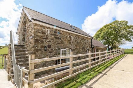 BEUDY TYDDYN, family friendly, with hot tub in Llanerchymedd