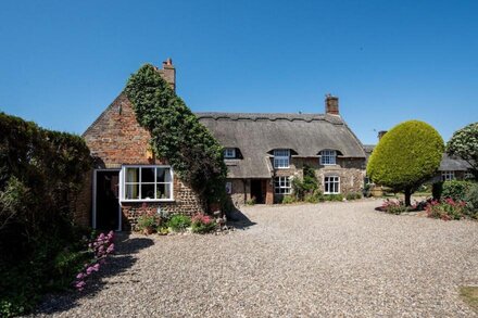 Pilgrims House - Six Bedroom House, Sleeps 12