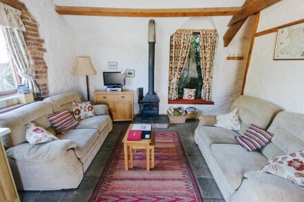 Ivy Cottage at Tytanglwyst Farm.  3 miles from the coast. Private hot tub.