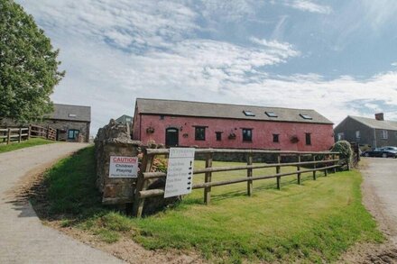 Barn conversion with private hot tub 3 miles from the coast.