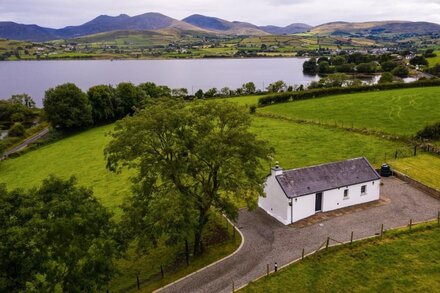 LOUGH ISLAND REAVY COTTAGE, romantic in Kilcoo, Newry, County Down