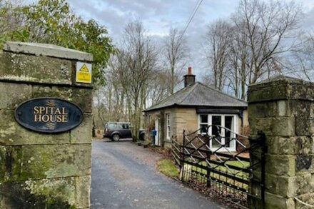 The Lodge- charming cottage on private country house estate