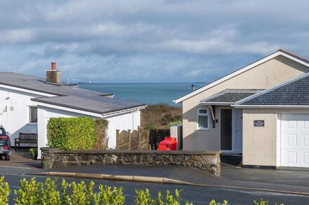 CARTREF, country holiday cottage, with a garden in Benllech