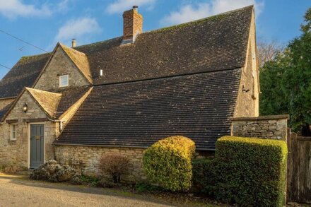 Woodmancote Manor Cottage, near Cirencester - sleeps 6 guests in 3 bedrooms