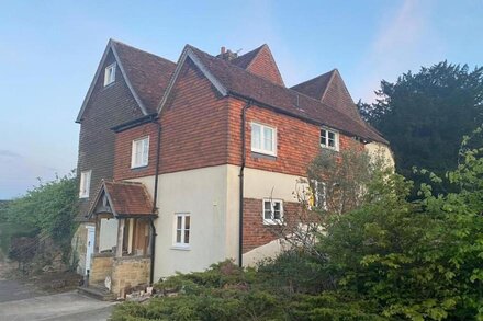 Summer Offer - Surrey-cosy Farmhouse 5 Bedrooms - Sleeps 10