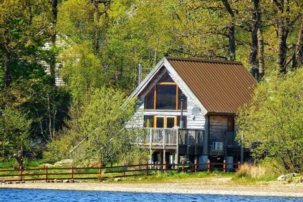 Lochside Lodge with Hot Tub on the shore of Loch Awe