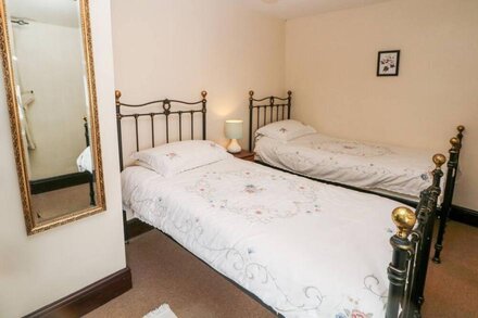 HARRY EYRE COTTAGE, pet friendly in Castleton, Peak District