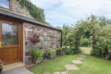 POPPY COTTAGE, character holiday cottage, with a garden in Penruddock