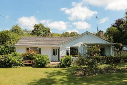 SKYLARK, family friendly, character holiday cottage in Portesham