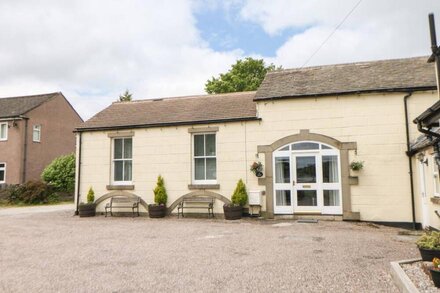 THE COACH HOUSE, pet friendly, character holiday cottage in Buxton