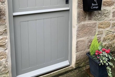 Pretty detached stone cottage in Derbyshire Dales with log burner