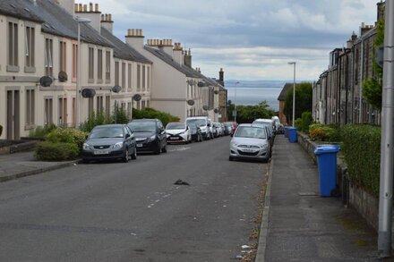 Attractive, Refurbished, Victorian Holiday Apartment in Central Kirkcaldy Fife